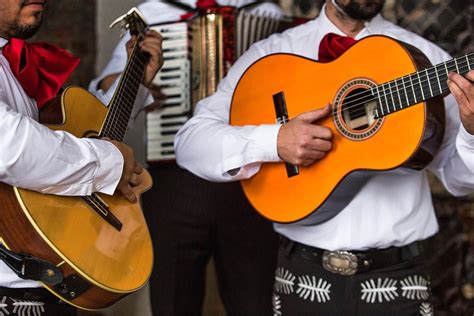  ラウル・チリソス「夢のメキシコナイト」: 熱狂的ファンと mariachi 音楽が織りなす忘れられない夜！